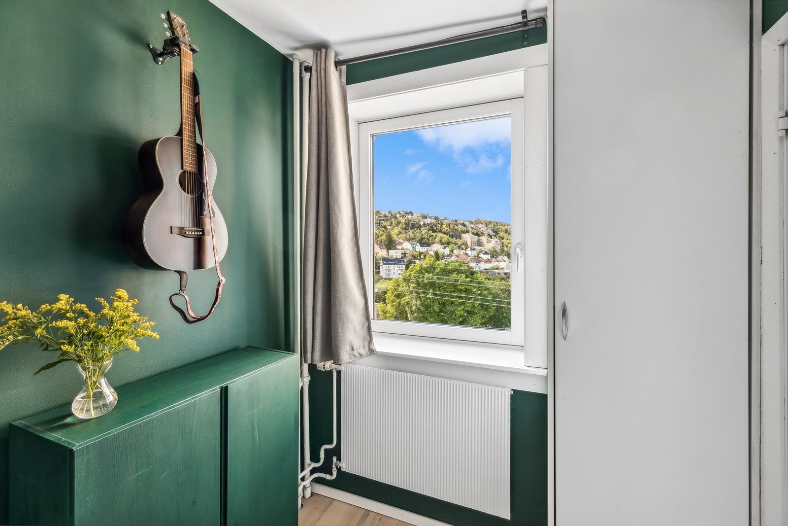 Det er også plass til garderobeløsninger. Garderoben på bilde medfølger. Galleribilde