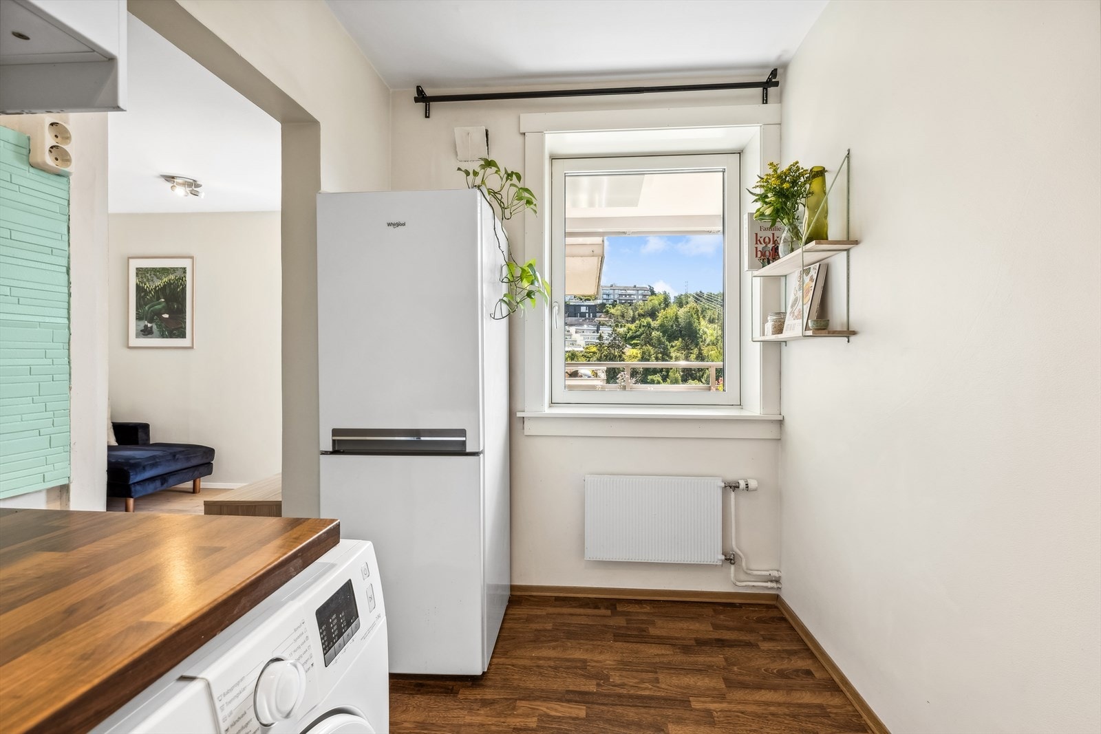 Det er plass til et mindre frokostbord ved vinduet. Galleribilde