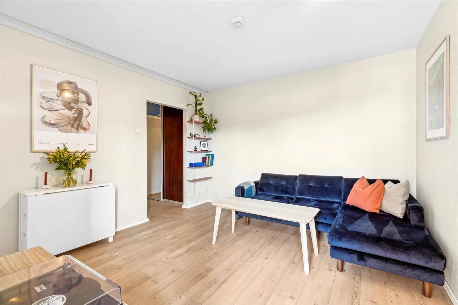 Varmtvann, fyring og internett er inkludert. Strømkostnadene er meget lave, selger har brukt ca 1 100 KwH/året. Galleribilde