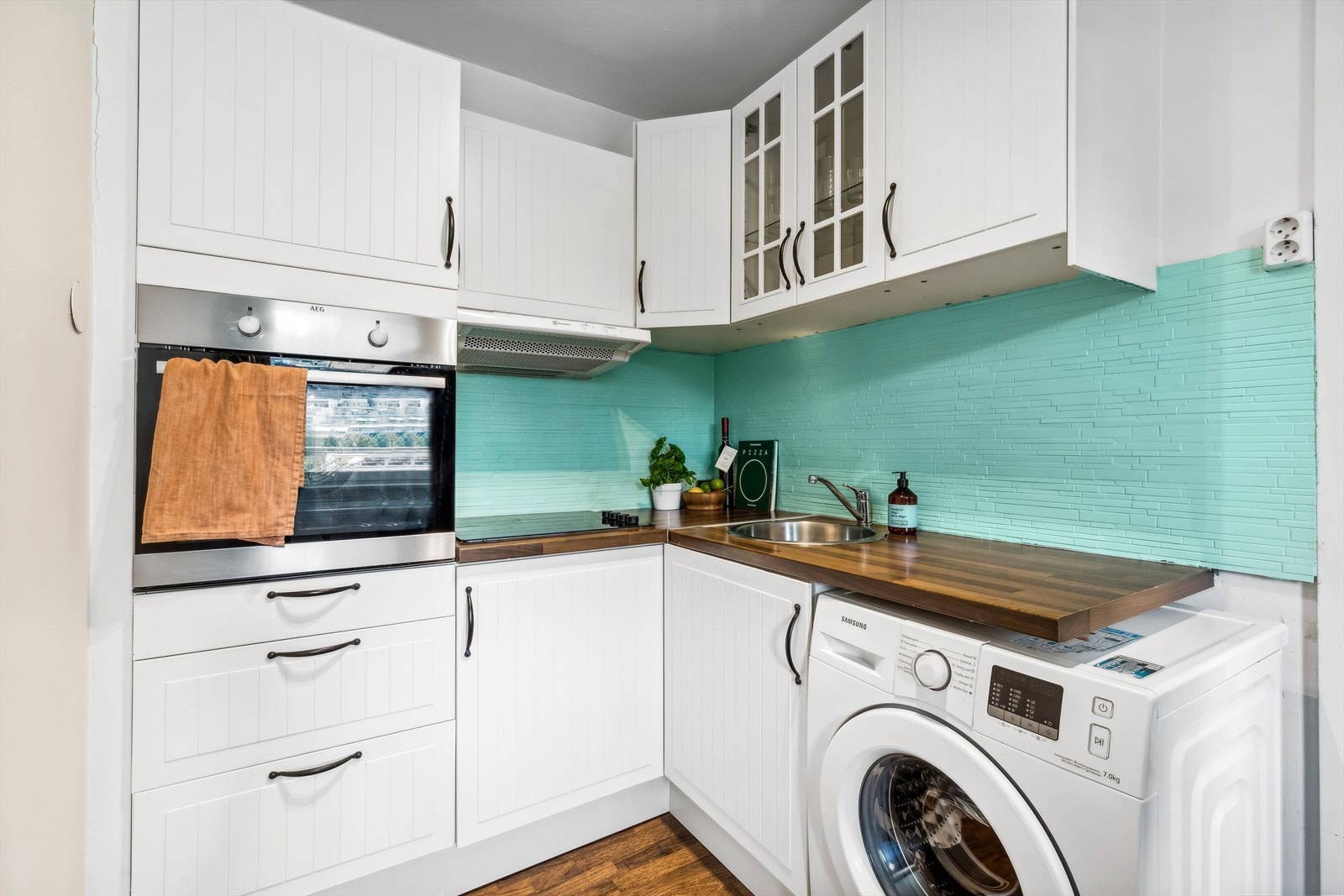 Kjøkkenet ligger i et eget rom, alt av hvitevarer medfølger. Galleribilde