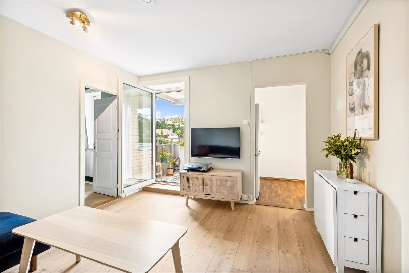 Stuen har en fin utforming, det er plass til både sofagruppe og spisebord. Galleribilde