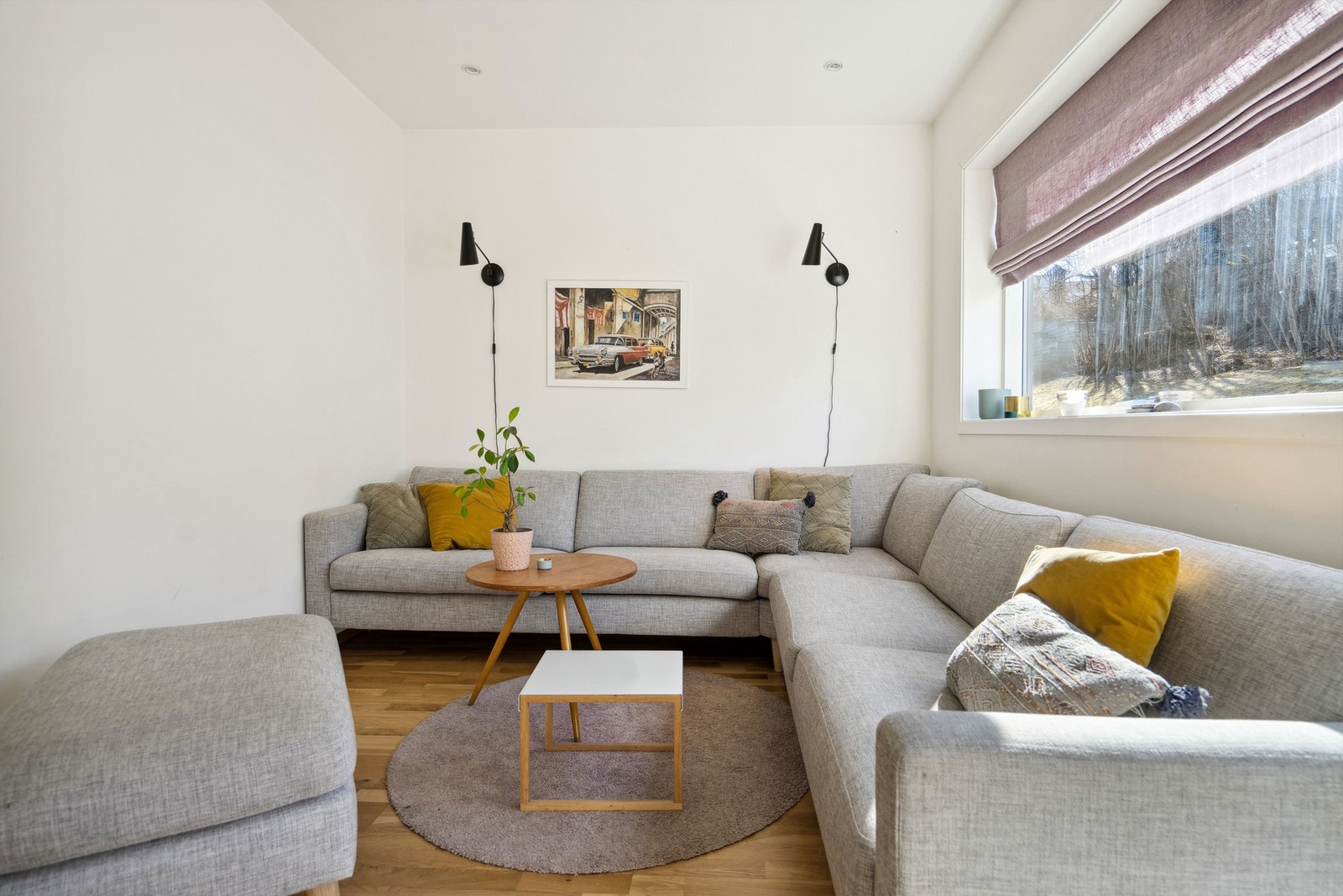 Bak kjøkkenet er det i dag innredet som tv-stue med plass til hele familien. Kan også fint brukes som soverom. Galleribilde