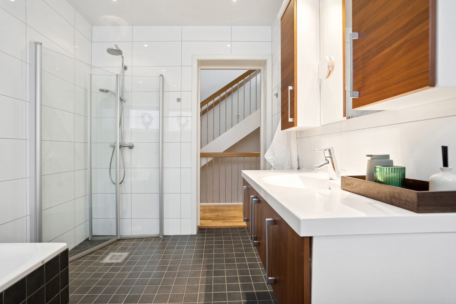 Badet ligger i tilknytning til boligens soverom. Galleribilde
