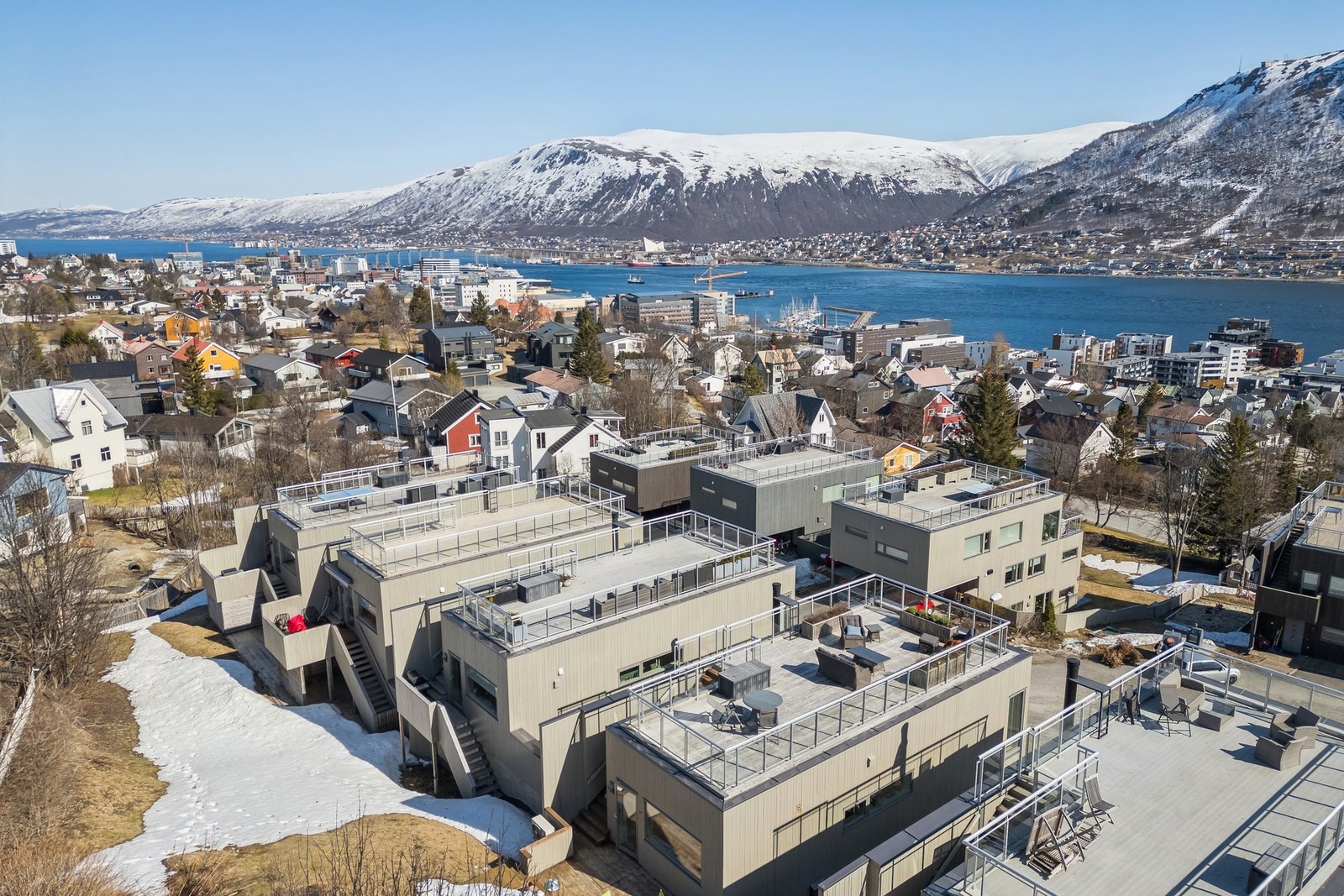 Det er fantastisk utsikt over Tromsøysundet og fastlandet, fjell og omkringliggende natur. Galleribilde