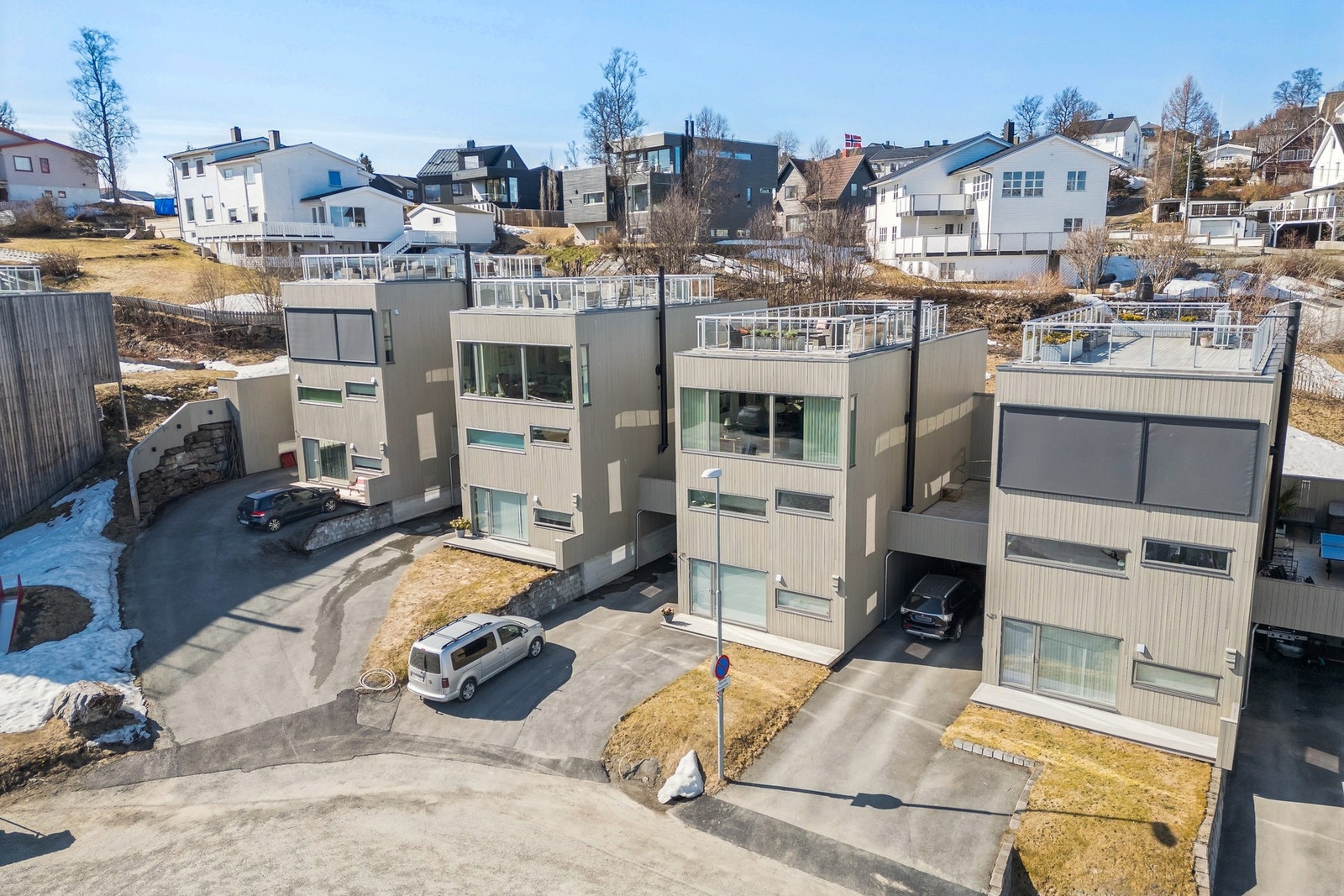 Boligen har nærhet til bussholdeplass med hyppige bussavganger som tar deg til både Jekta storsenter, Tromsø sentrum og UNN/UiT. Galleribilde