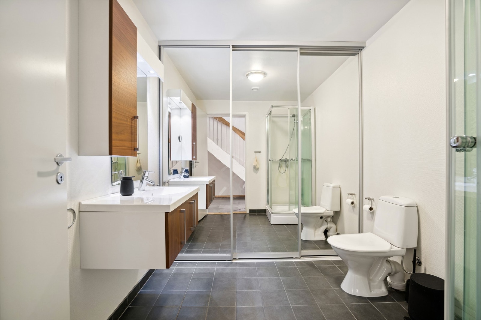 Badet fungerer som kombinert bad/vaskerom. Galleribilde
