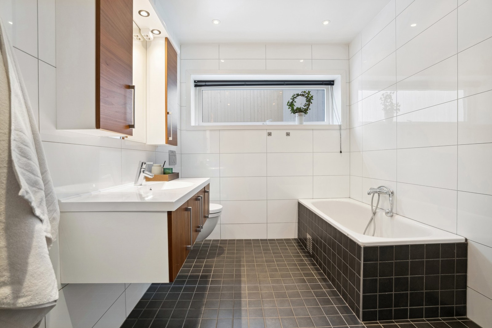 Badet har både badekar og dusjhjørne. Galleribilde