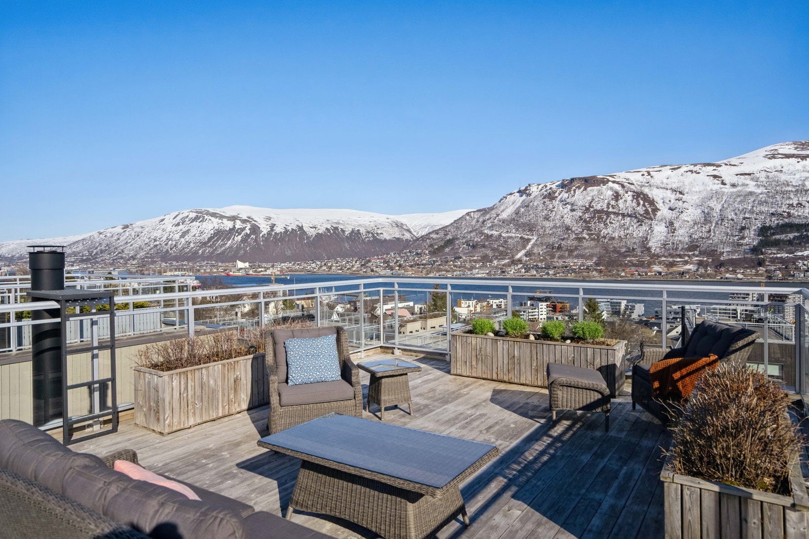 Boligen har en helt vanvittig flott takterrasse, med flere spennende soner. Galleribilde