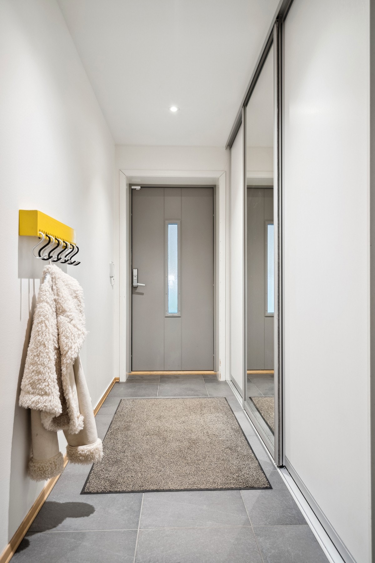 Pen entre med fliser og gulvvarme, samt skyvedørsgarderobe. Galleribilde