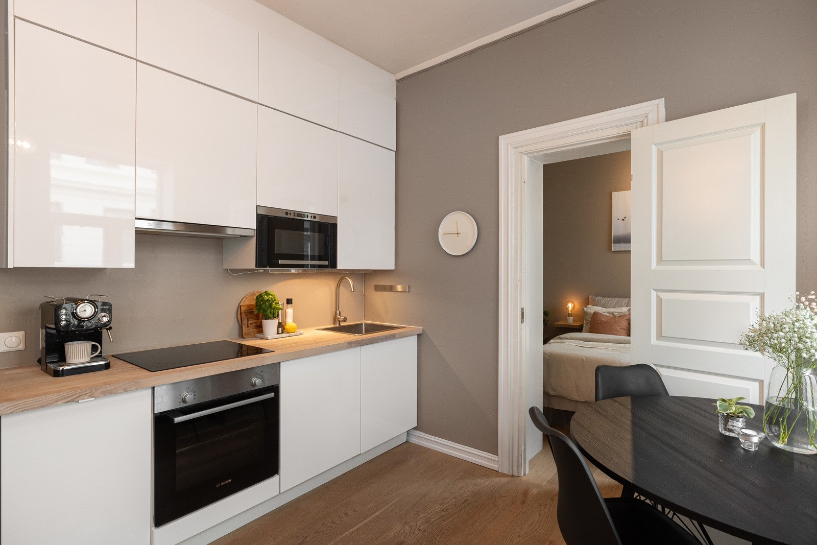 Kjøkkenet er lyst og fint med IKEA-innredning med glatte fronter og en flott benkeplate i heltre. Galleribilde