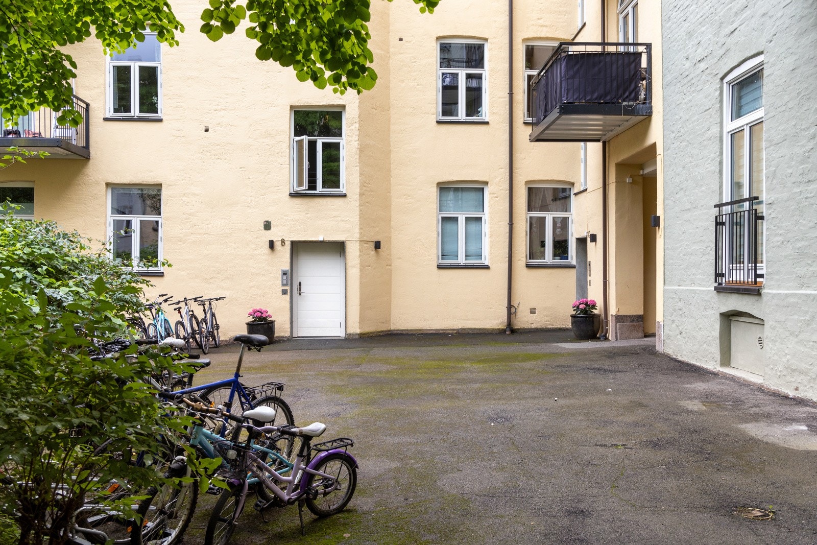 Leiligheten disponerer to gode boder, hvorav én loftsbod og én kjellerbod. Begge på ca. 5 kvm hver. Galleribilde