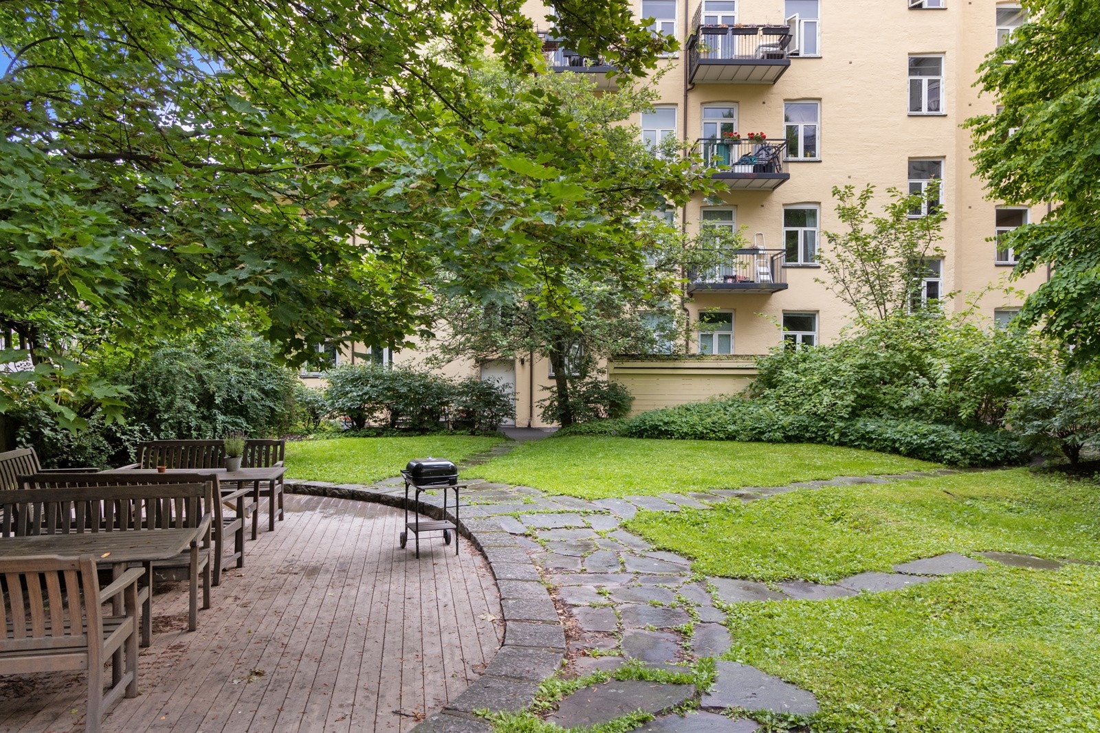 Borettslaget har en koselig felles bakgård, pent opparbeidet med gressplen, sittebenker, prydbusker diverse beplantning. Galleribilde
