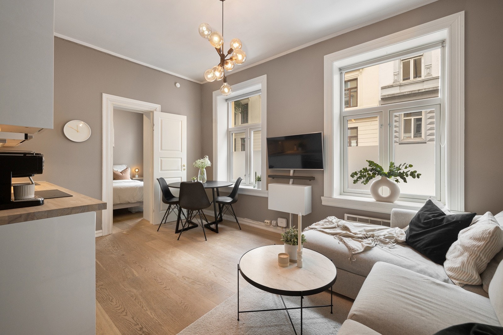Moderne og sosialt med åpen løsning. Delikate overflater i kombinasjon med store vindusflater skaper en god romfølelse. Galleribilde