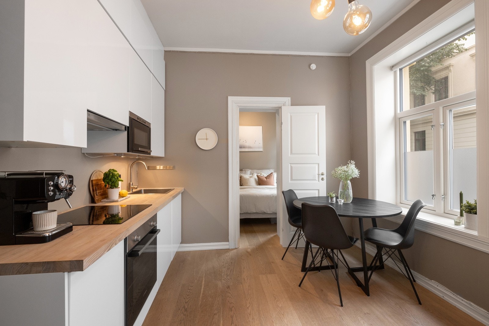 Leiligheten har et flott en-stavs parkettgulv og overflater malt i moderne og smakfulle farger. Galleribilde