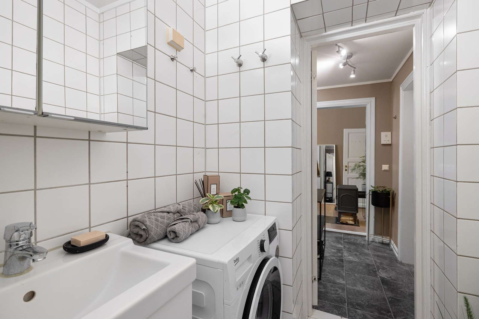 Badet har varmekabler og opplegg for vaskemaskin. Galleribilde