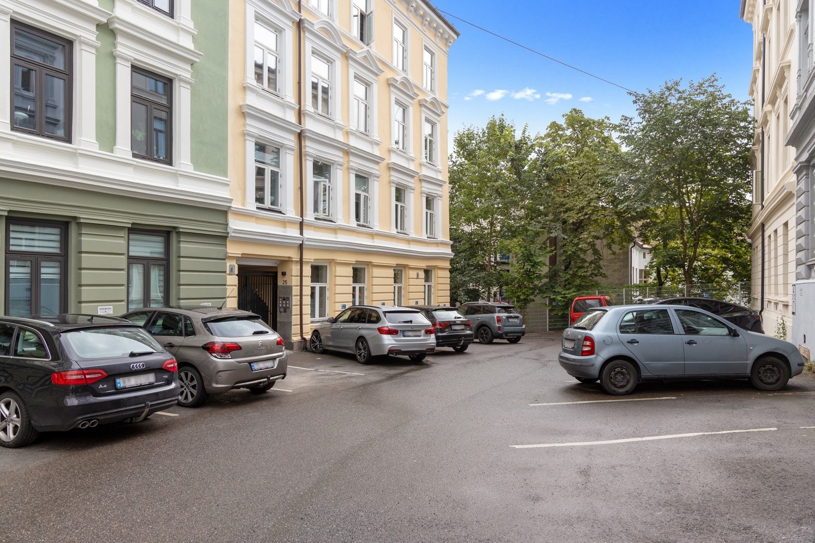 Borettslaget har 12 parkeringsplasser etter "førstemann til mølla" prinsippet. Galleribilde