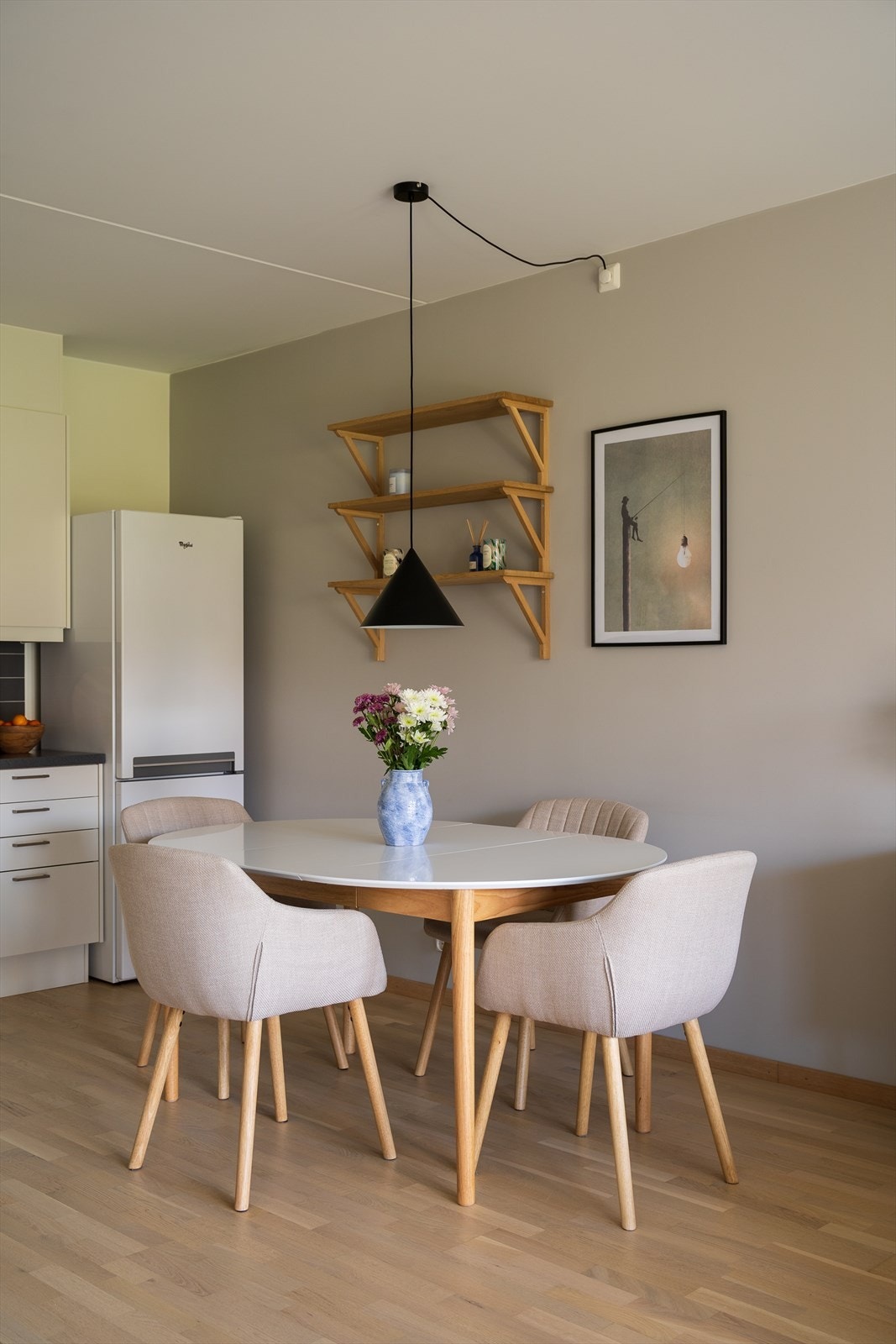 Det er god plass til både stor sofa og spisebord hvor du kan invitere til hyggelige middagsselskaper. Galleribilde