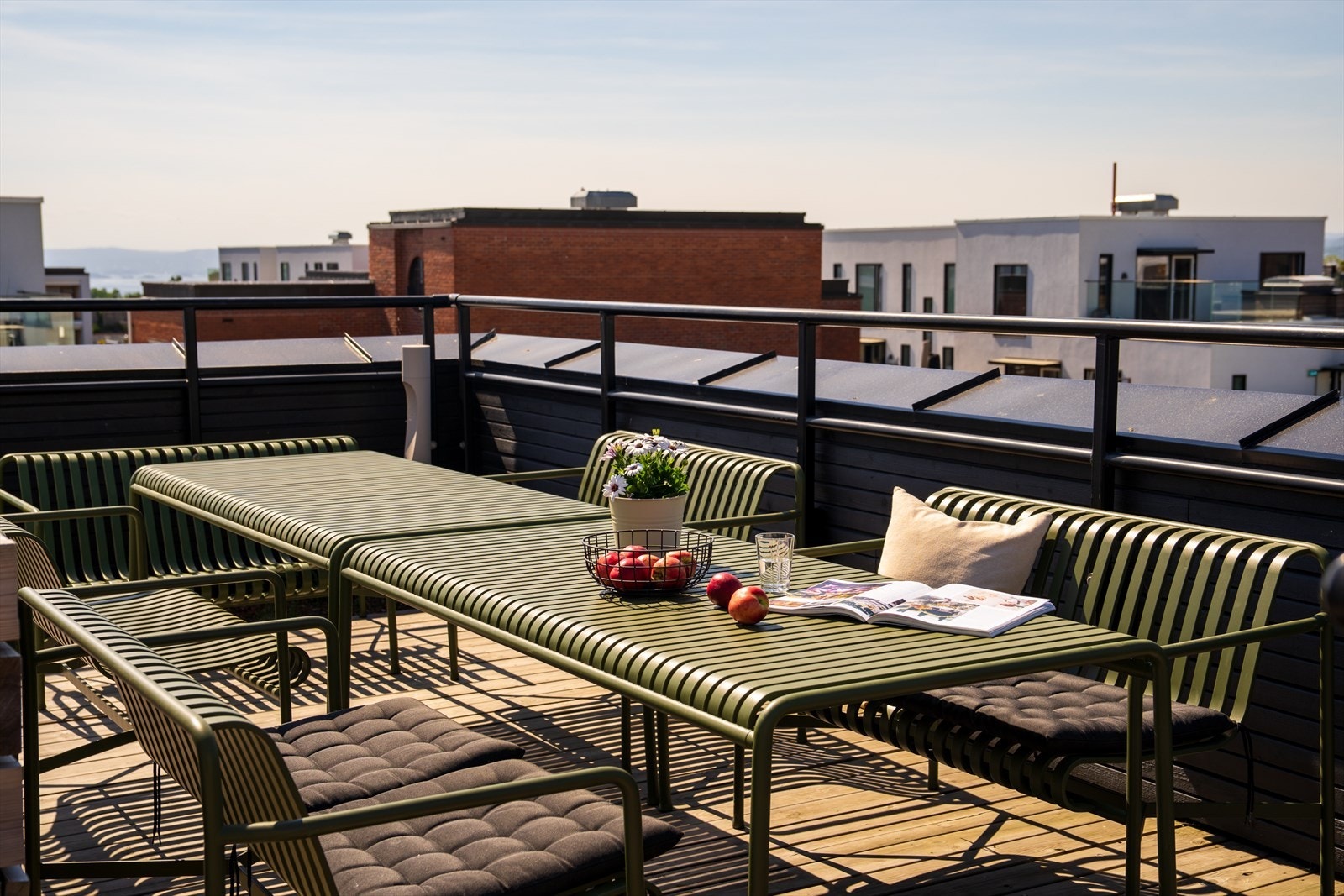 Borettslaget har Lørens desidert fineste takterrasse hvor du kan nyte sommerdager med venner og/eller gode naboer. Galleribilde