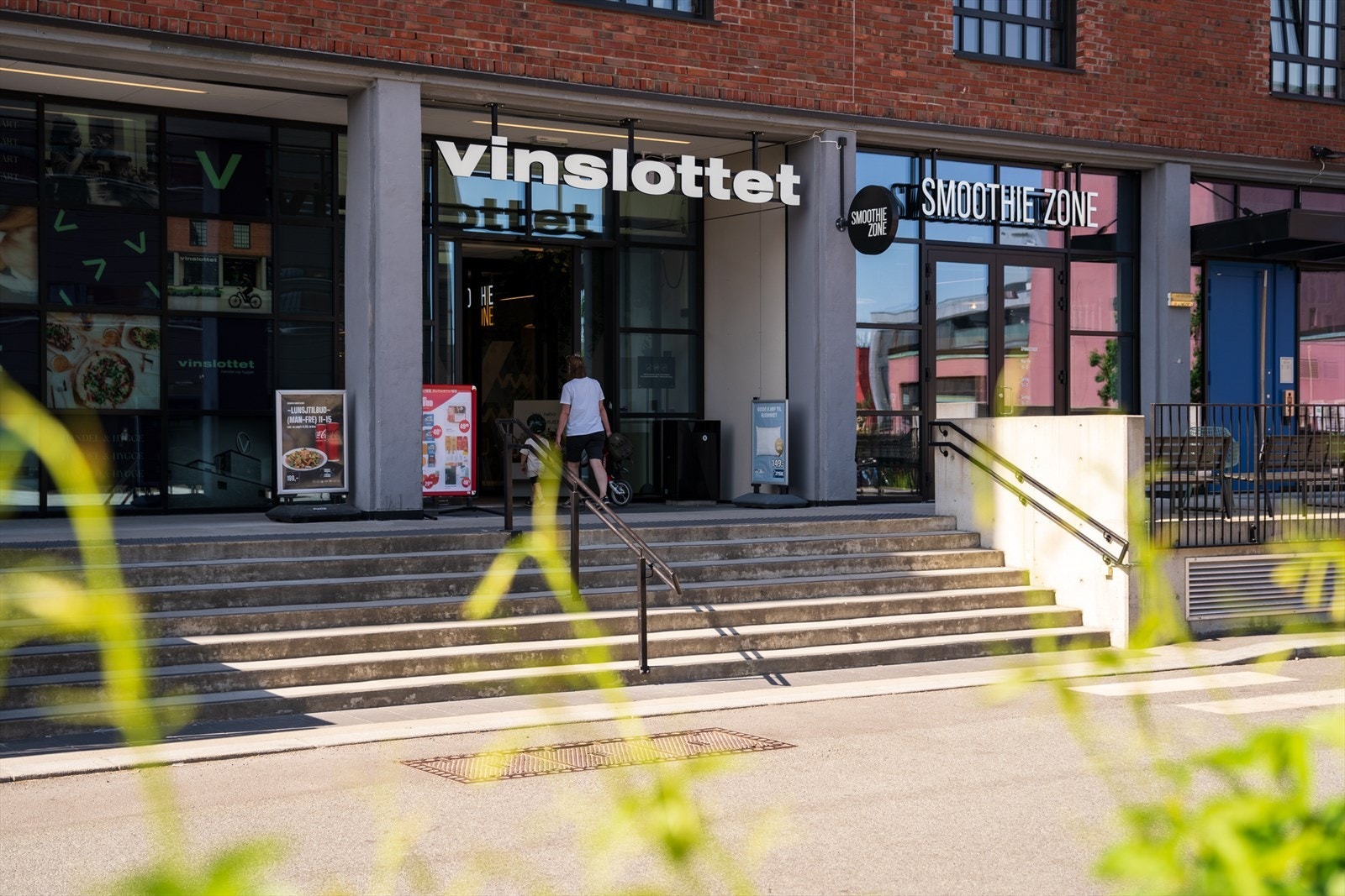 Vinslottet finner du få skritt fra leiligheten med flere spennende butikker, gastropub, cafeer og uteservering om sommeren. Galleribilde