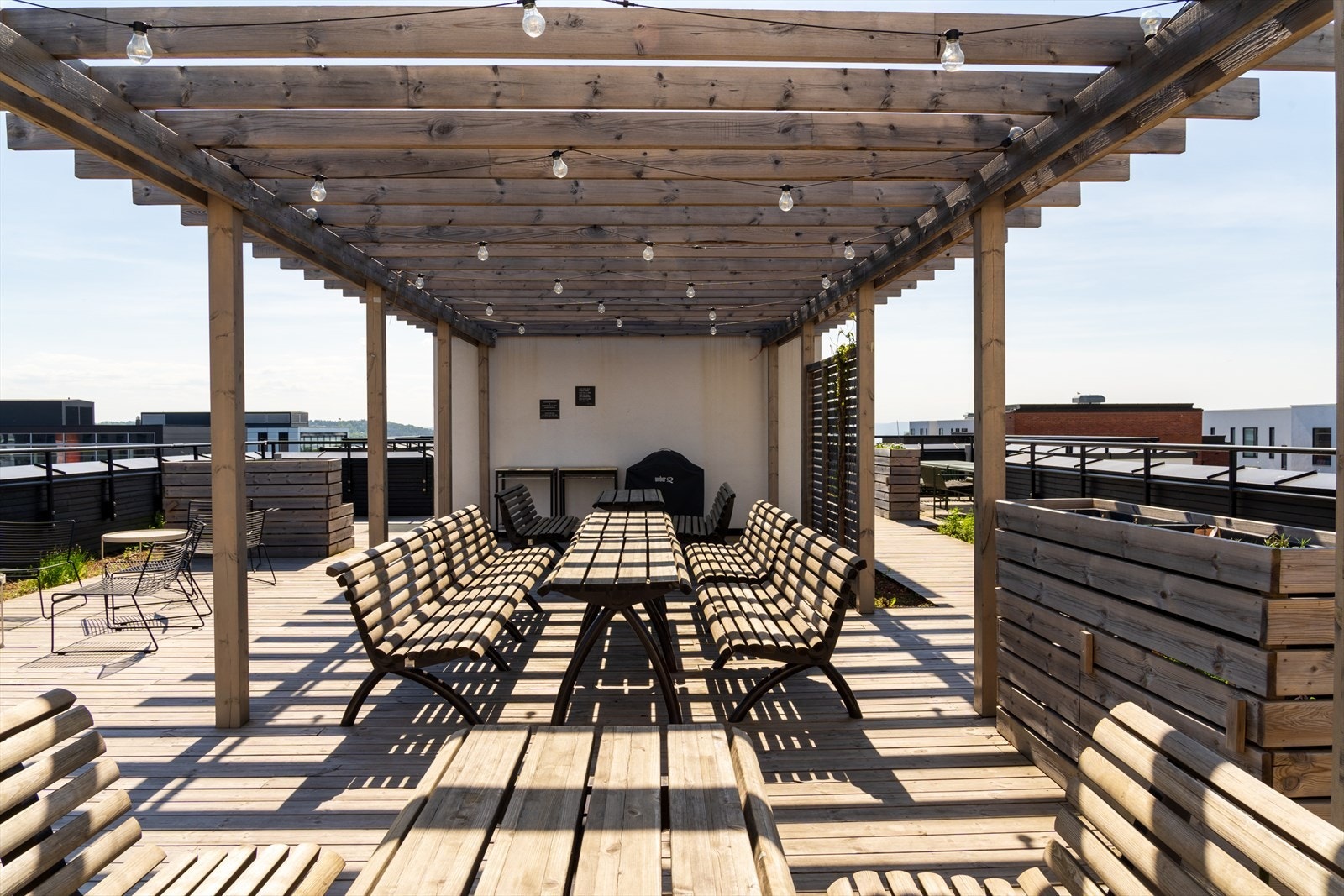 Her har du flere fine sittegrupper, en stor pergola som kan lånes til selskap og flere soner inndelt med plantekasser hvor det plantes bær og urteplanter til glede for beboerne. Galleribilde