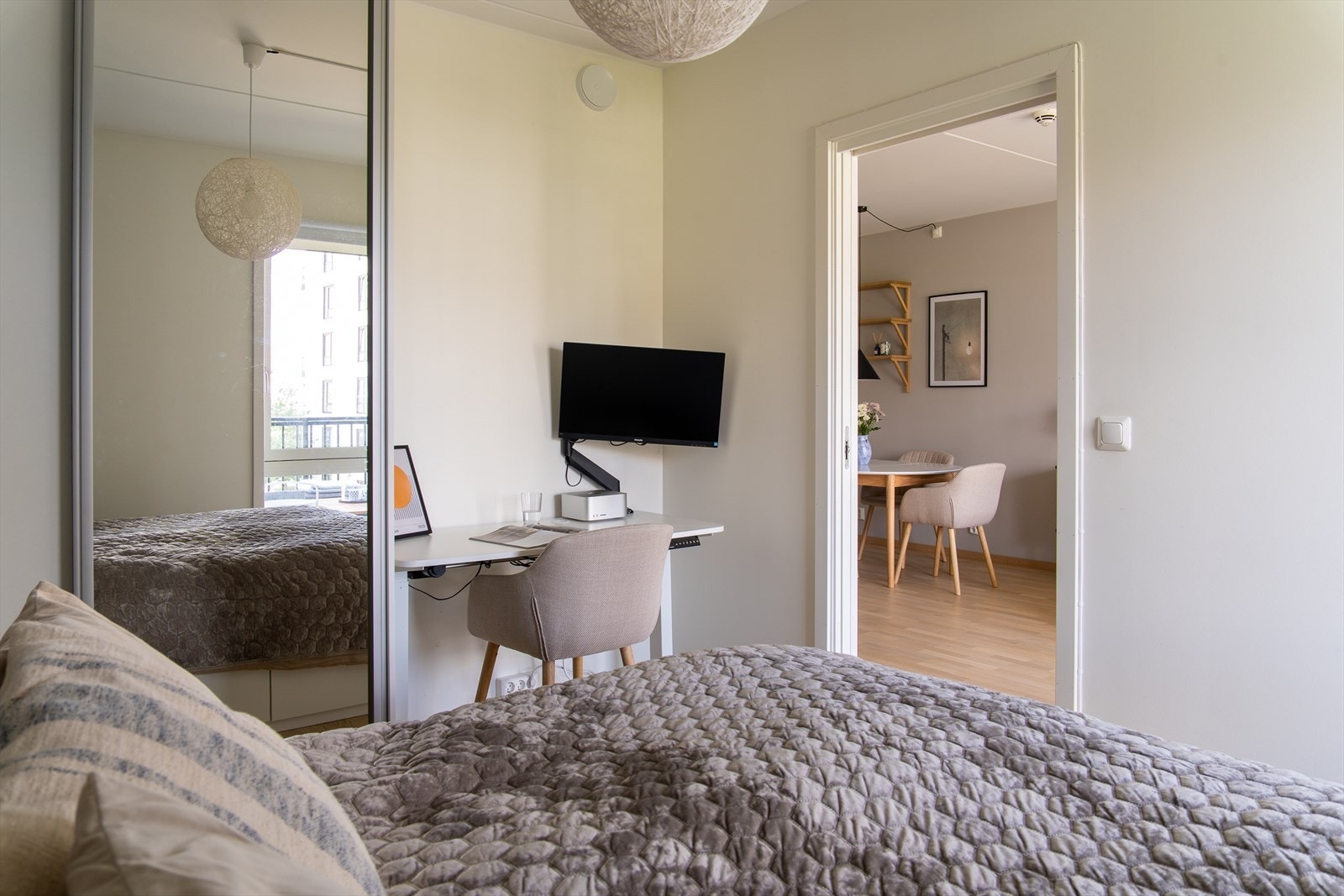 Det er også god plass for oppbevaring i medfølgende skyvedørsgarderobe på soverommet. Her har du også plass til hjemmekontoret, eller mer skap om ønsket. Galleribilde