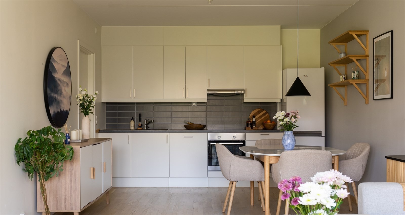 Kjøkkenet har en moderne kjøkkeninnredning fra Sigdal med glatte fronter og en stilren laminat benkeplate. Galleribilde