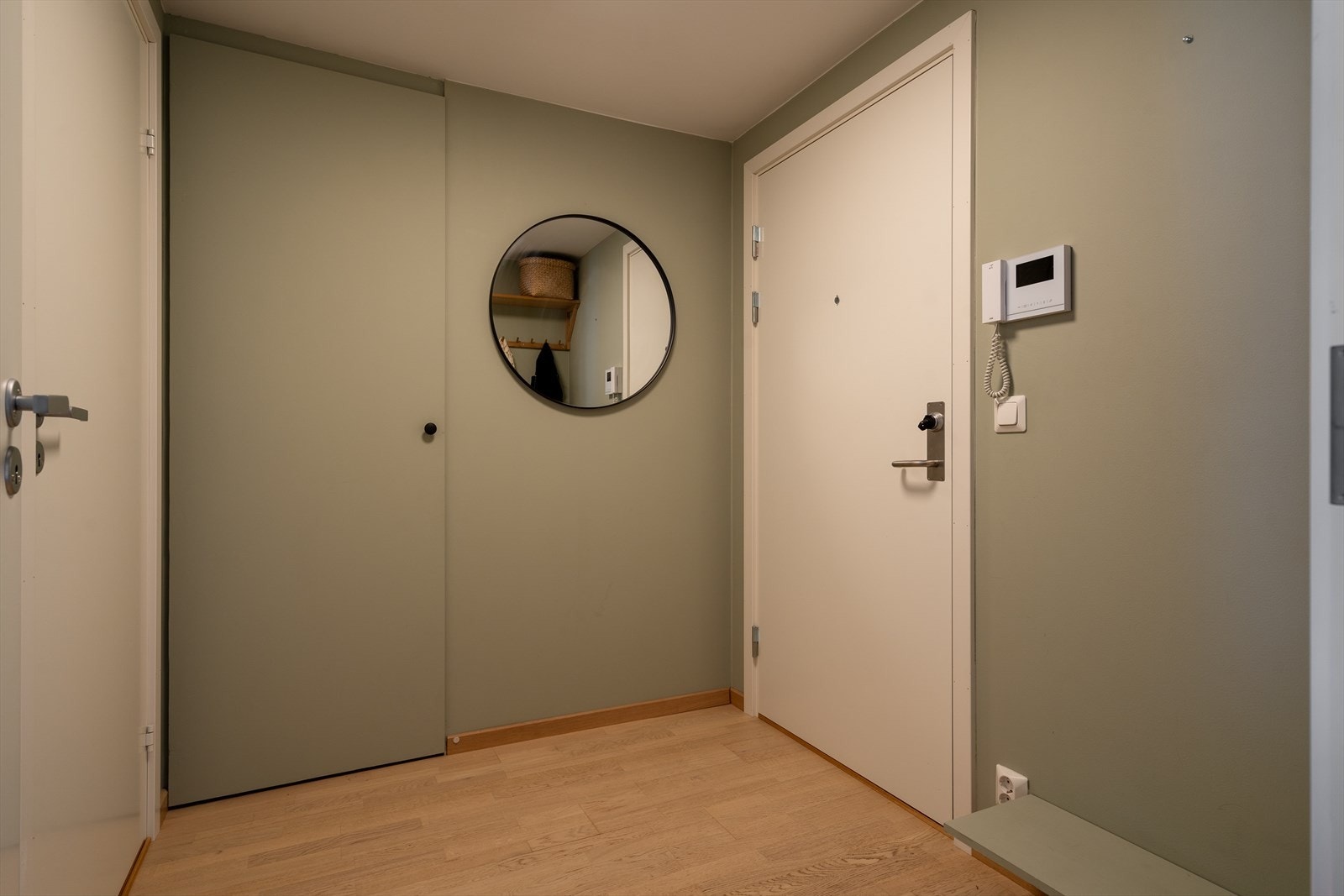 En romslig entré med god plass for oppbevaring i plassbygget skapinnredning. Galleribilde