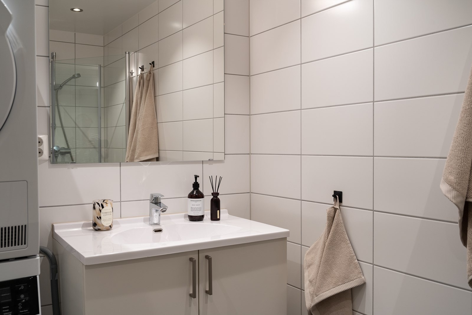 Baderommet har downlights i taket og gulvvarme, noe som gir en lun og behagelig atmosfære under morgen- og kveldstellet. Galleribilde
