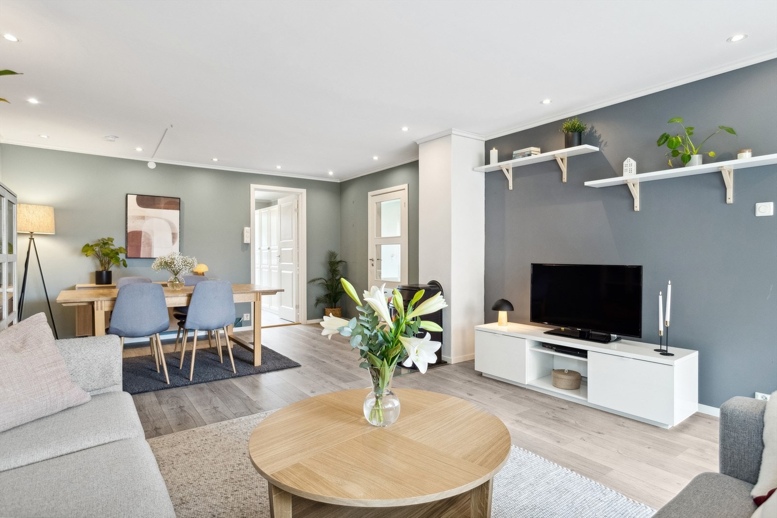 Stuen har nedforet tak med spotbelysning. Galleribilde