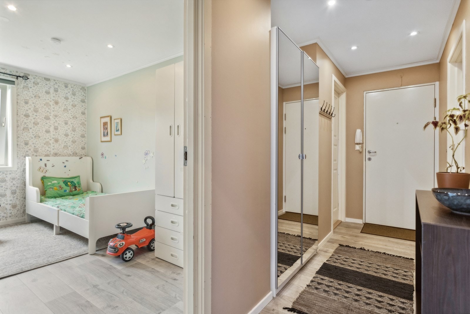 Gang (5,5 m²) med plassbygd garderobe med god plass til å henge fra seg yttertøy og sette fra seg sko. Galleribilde