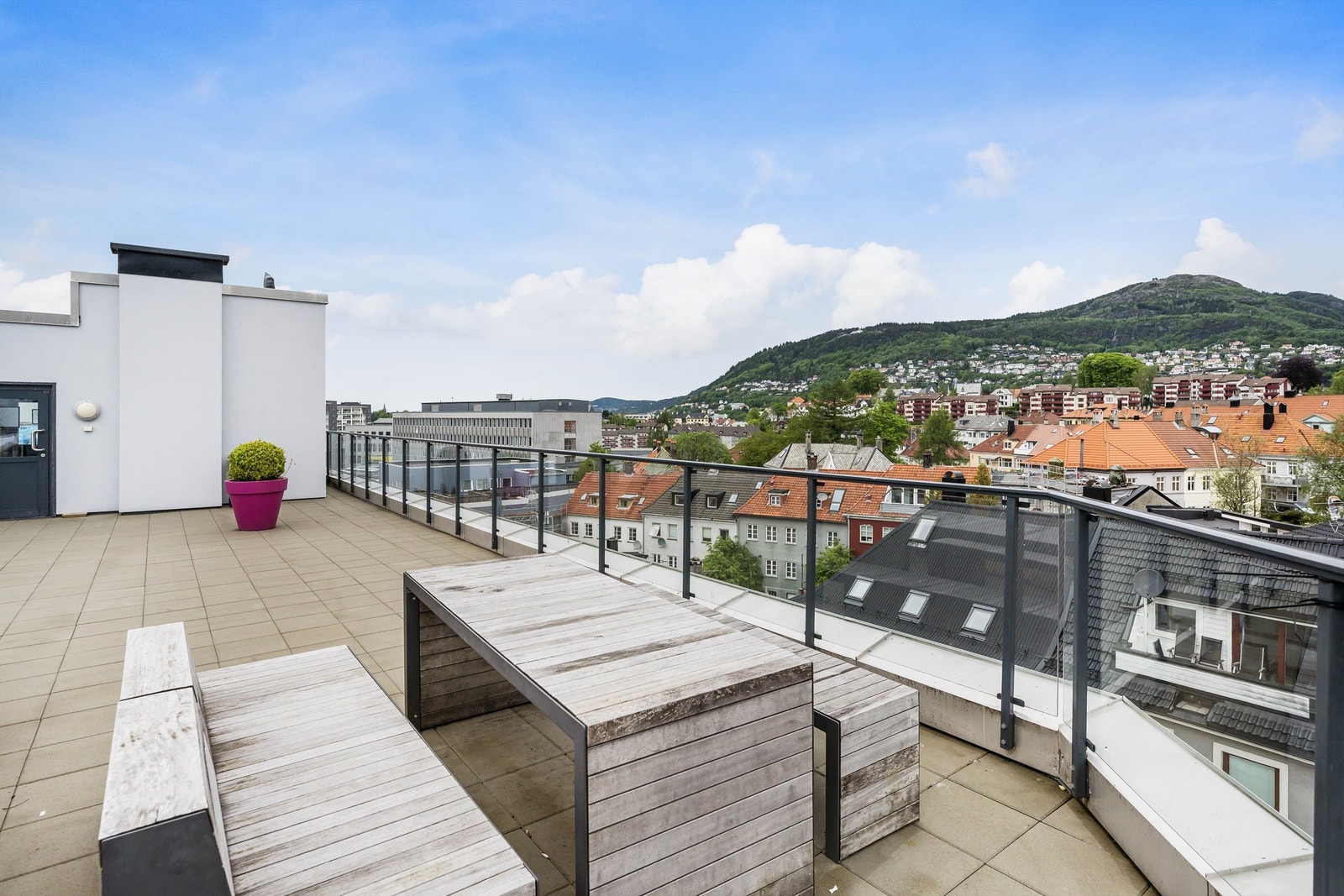 Stor felles takterresse med hyggelige sittegrupper og nydelig utsikt til byfjellene. Galleribilde