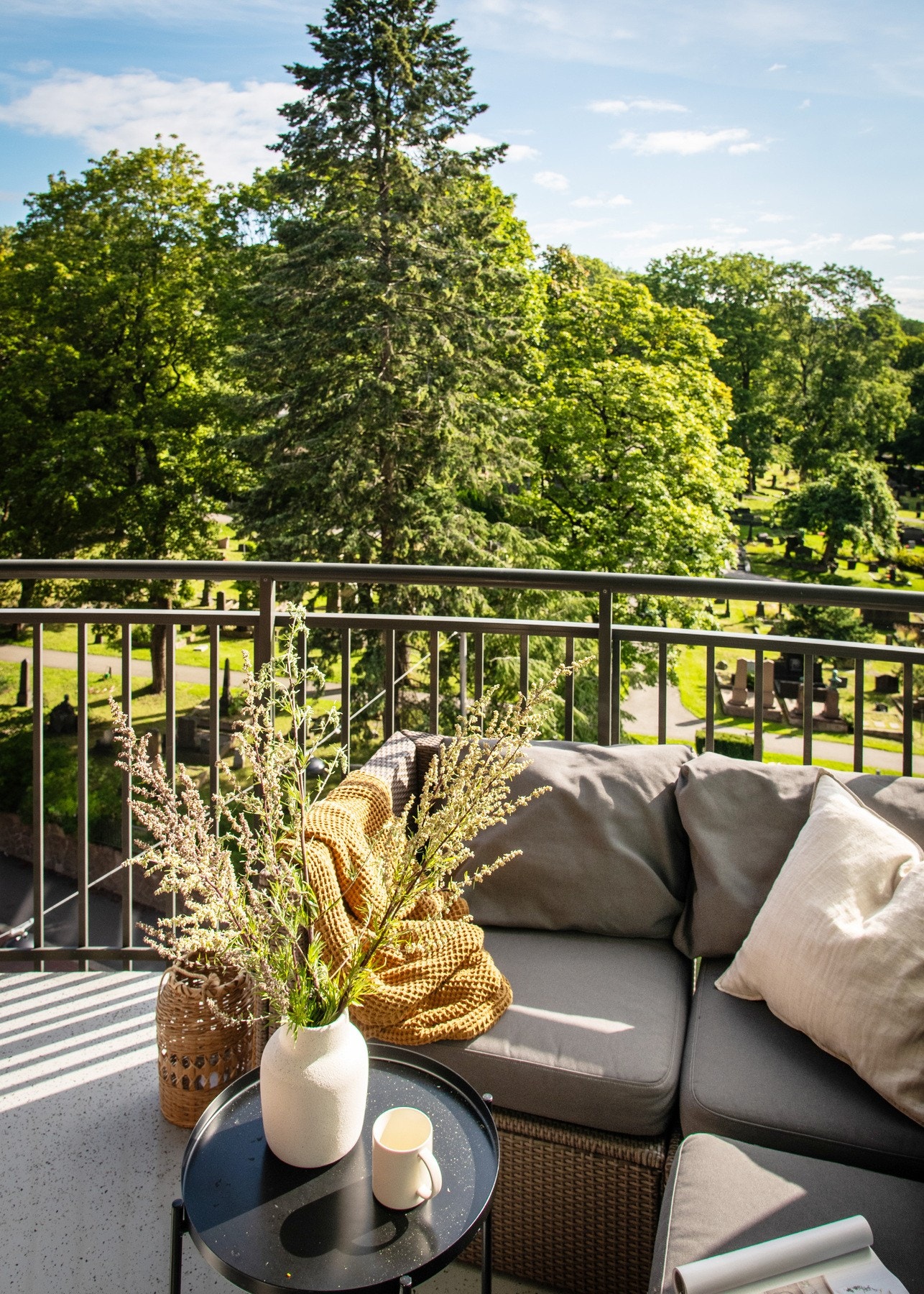 Balkong med utsikt mot sentrum og grøntområdene i Vår Frelsers Gravlund. Galleribilde