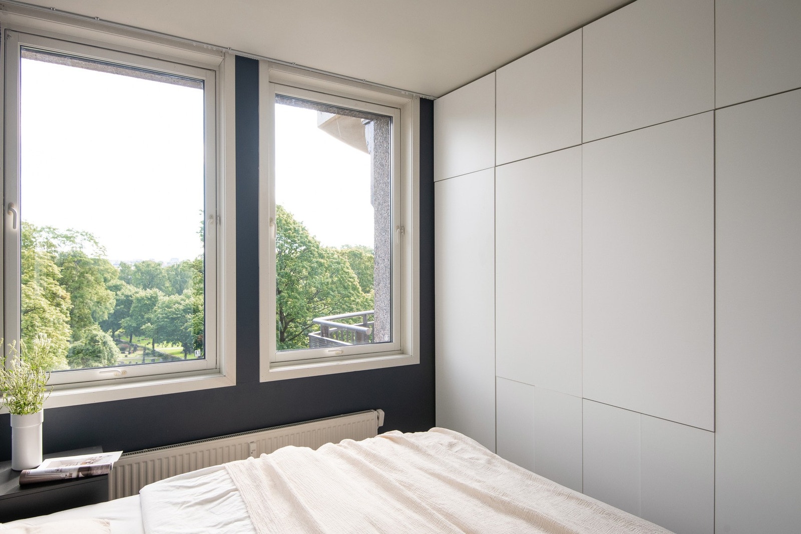 Soverommet har god plass til dobbeltseng, nattbord og garderobeløsning som går fra tak til gulv. Galleribilde