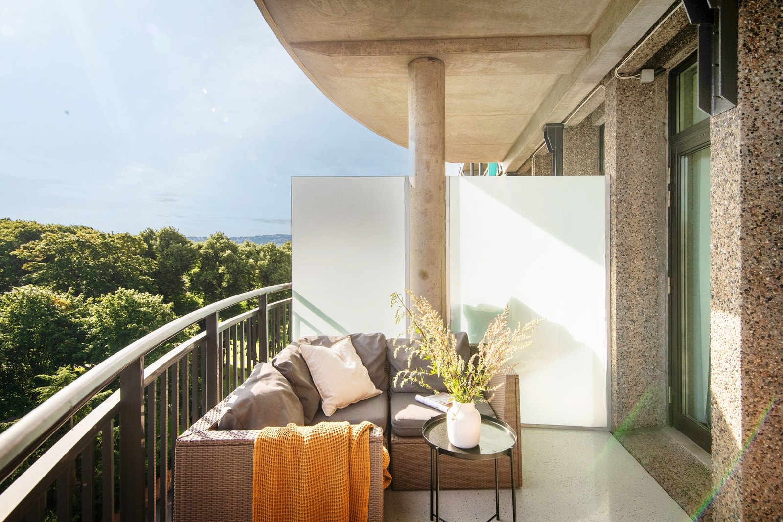 Balkongen er på ca. 7,5m² (avrundet til 8m² i rapporten) og har god plass til sofagruppe og grill. Galleribilde