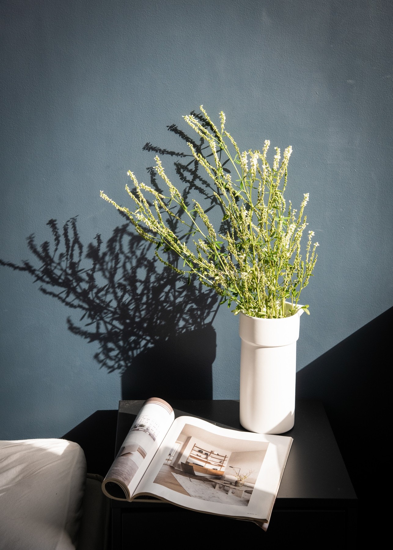 Leiligheten har balansert ventilasjon og varmes opp via fjernvarme. Temperaturen i de ulike rommene styres enkelt med app på telefonen. Galleribilde