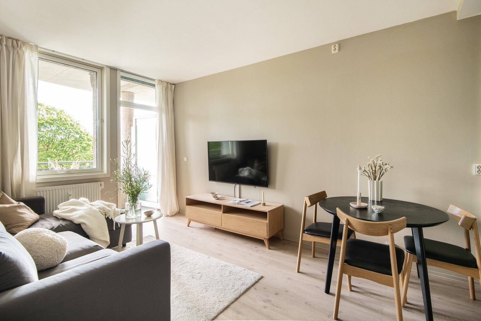 Stuen er både lun og luftig med åpen løsning til kjøkkenet. Rommet har laminat gulv og vegger malt i en moderne farge. Galleribilde