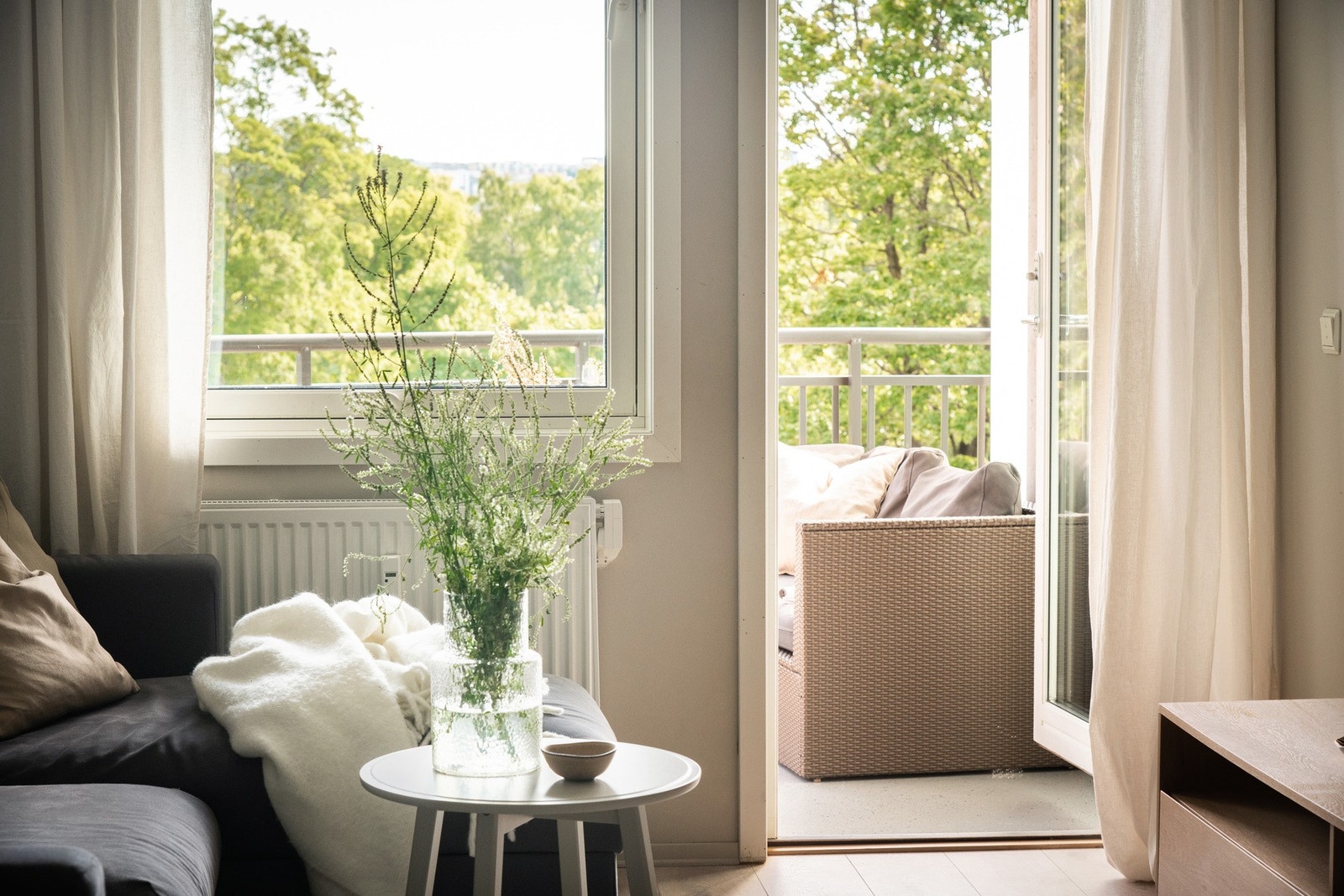 Fra stuen er det utgang til romslig og attraktiv balkong. Galleribilde