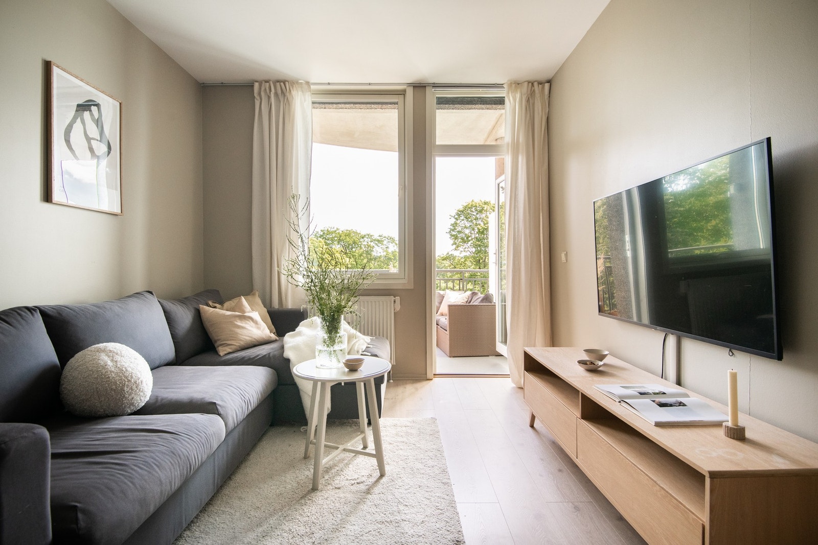 Stuen er et arealvennlig område med god plass til å innrede med både sofagruppe, TV-møblement og spiseplass. Galleribilde