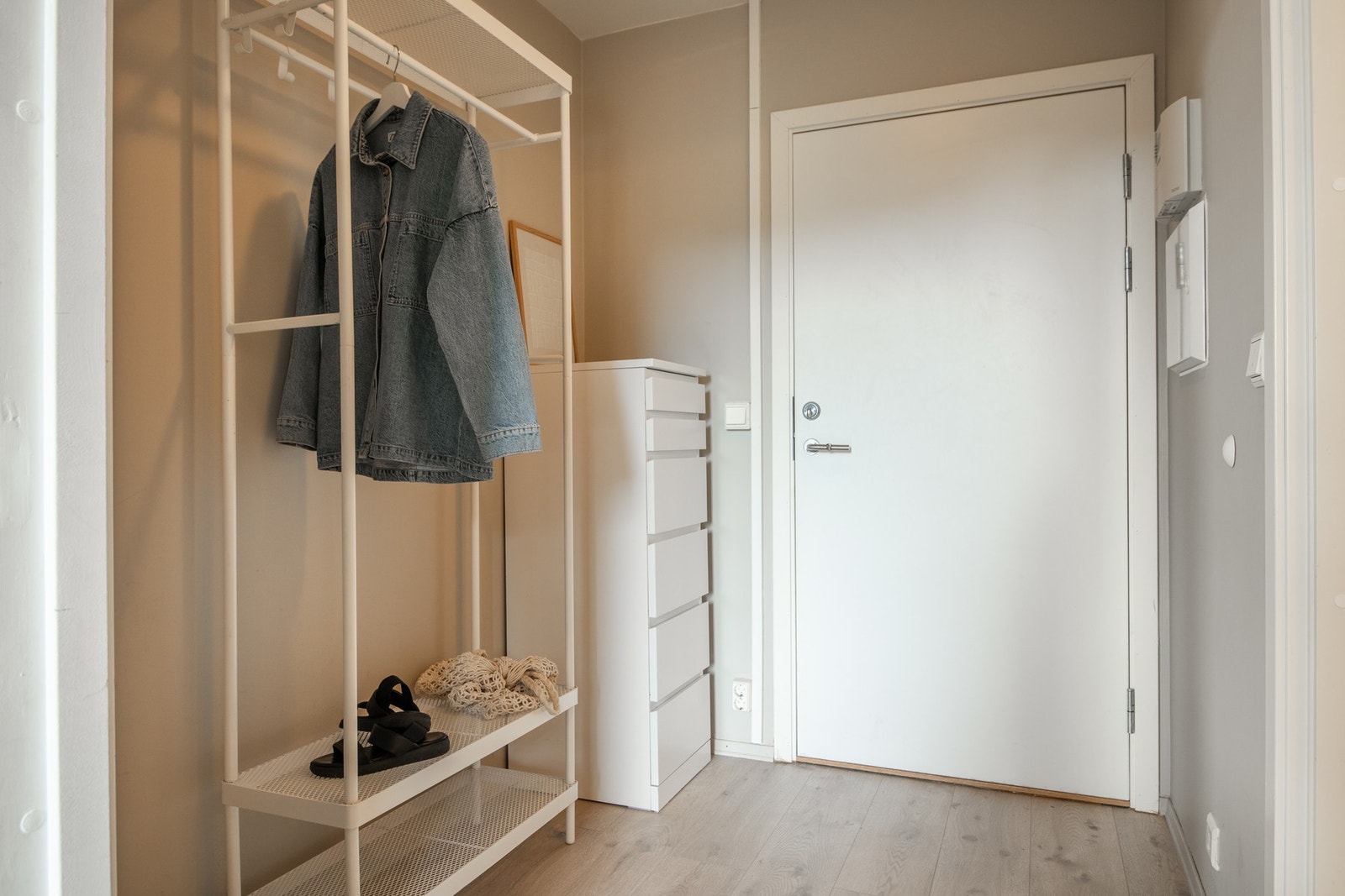 Entréen er lys og romslig med plass for å henge av seg yttertøy og plassere sko. Galleribilde