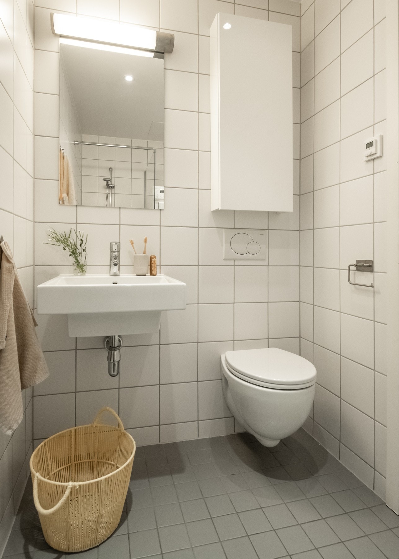 Badet er innredet med servant, speil, dusjhjørne med glassvegg og vegghengt toalett. Galleribilde