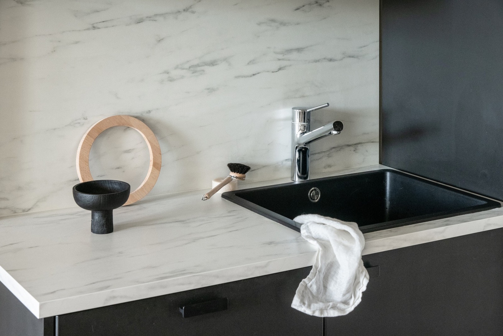 Av integrerte hvitevarer har du komfyr, platetopp, oppvaskmaskin og kjøl-/fryseskap. Galleribilde