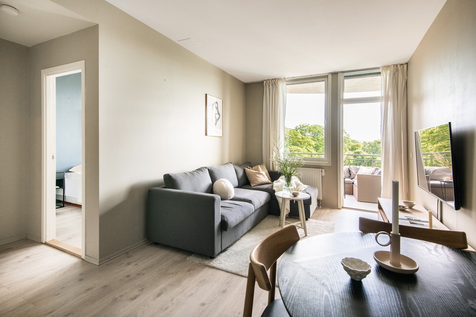 De store vindusflatene og balkongdøren sørger for at rommet blir fylt av naturlig lys. Galleribilde