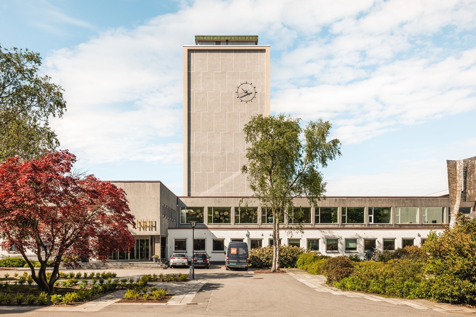 Det er kort vei til flere høyskoler og universitet som NHH, UiB, Handelshøyskolen BI og NDLA for å nevne noen. Galleribilde