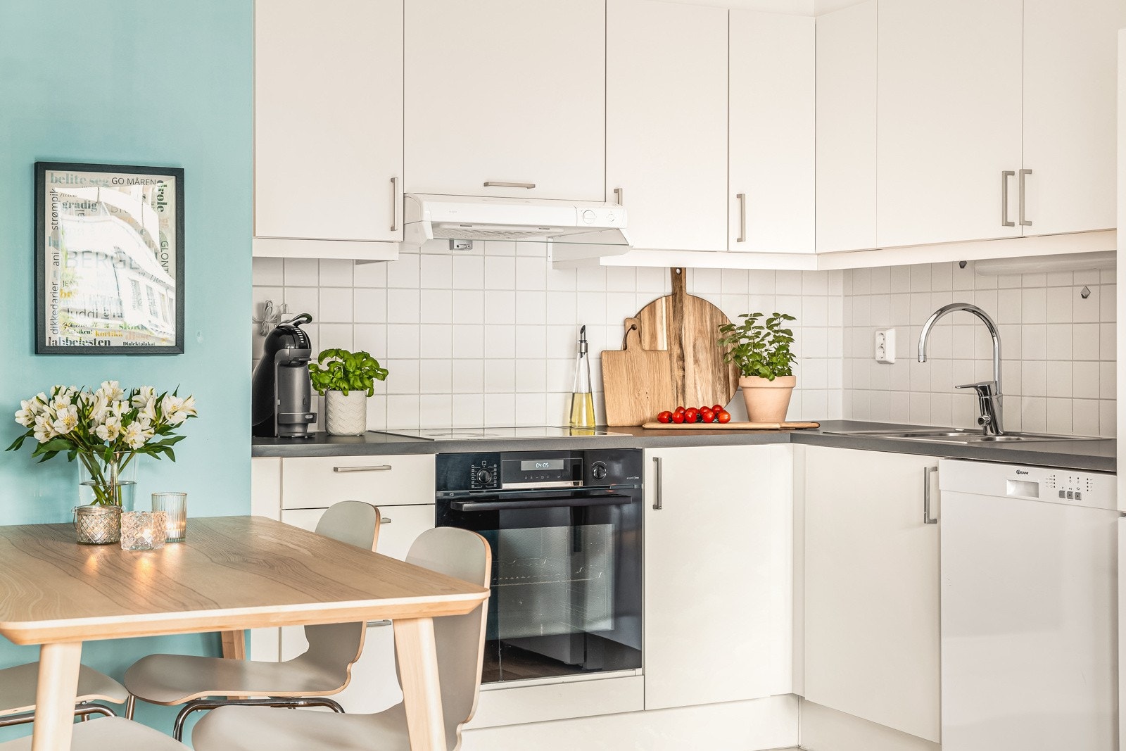 Her er rikelig med oppbevaringsplass såvell som gode arbeidsflater. Galleribilde