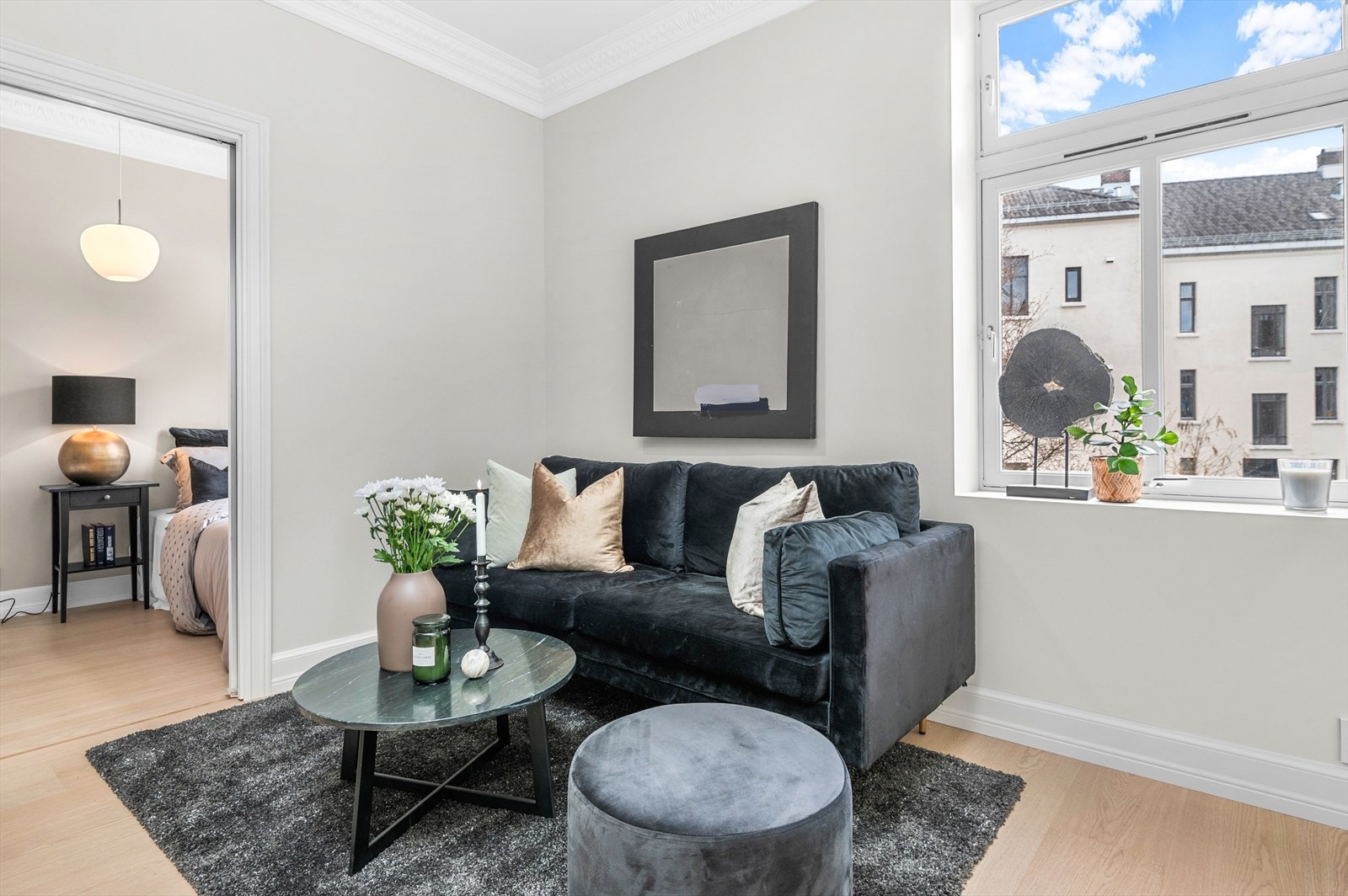 Leiligheten byr på en utleiedel på 22,9m² og består av en åpen stue- og kjøkkenløsning, et soverom og et bad. Galleribilde