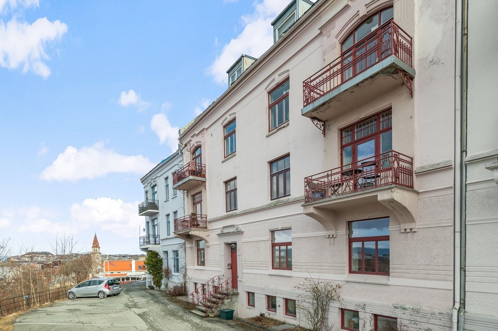 Leiligheten har en pen beliggenhet på Bakklandet med flott utsikt over Trondheim sentrum. Fra leiligheten har du kort gangavstand til hverdagslige servicefasiliteter. I tillegg medfølger det 2 parkeringsplasser til leiligheten. Galleribilde