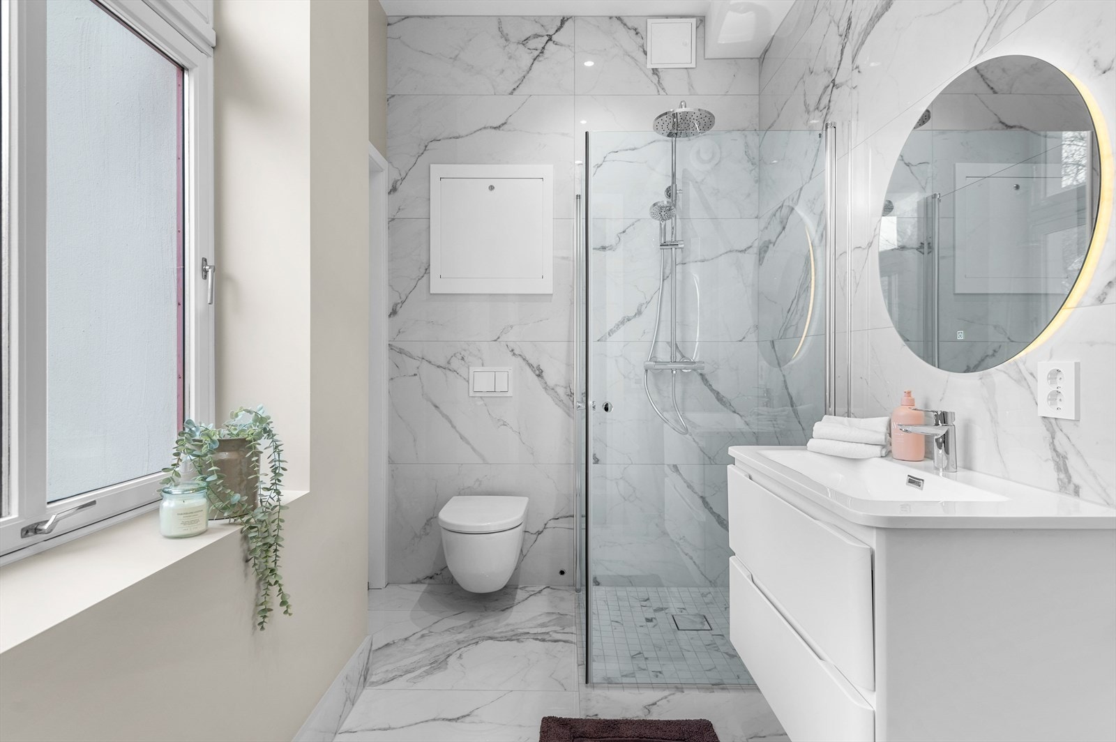 Lekkert flislagt bad på 4,1m² med gulvvarme. Badet er utstyrt med med servantskap og servant, veggmontert wc, dusjnisje med innfellbare dusjdører og naturlig ventilering. Utstyr fra Tapwell. Galleribilde