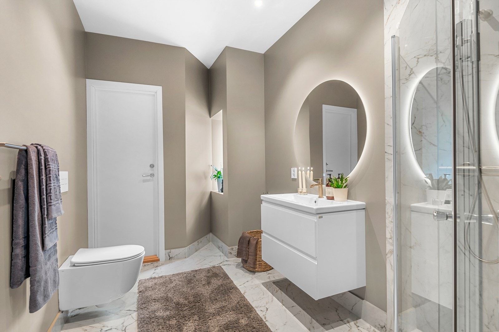 Leiligheten har et lekkert bad på 6m² og er utstyrt med behagelig gulvvarme. Galleribilde