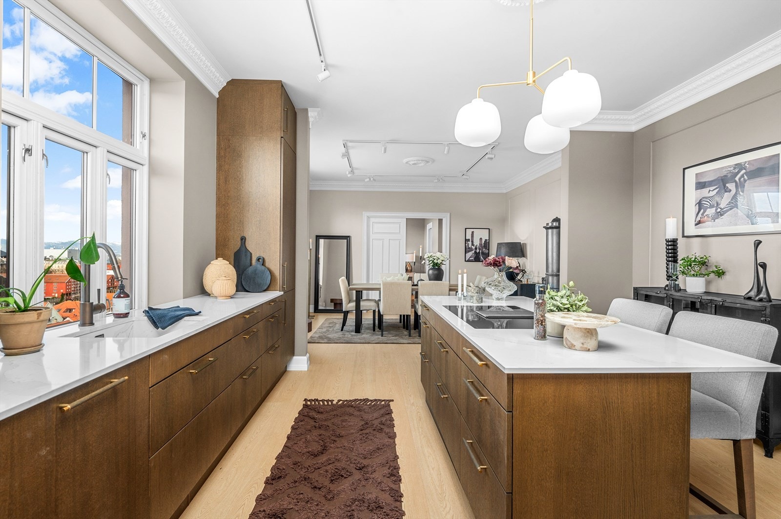 Leiligheten byr på et lekkert HTH kjøkken på 16,7m² med eikefinner. Galleribilde