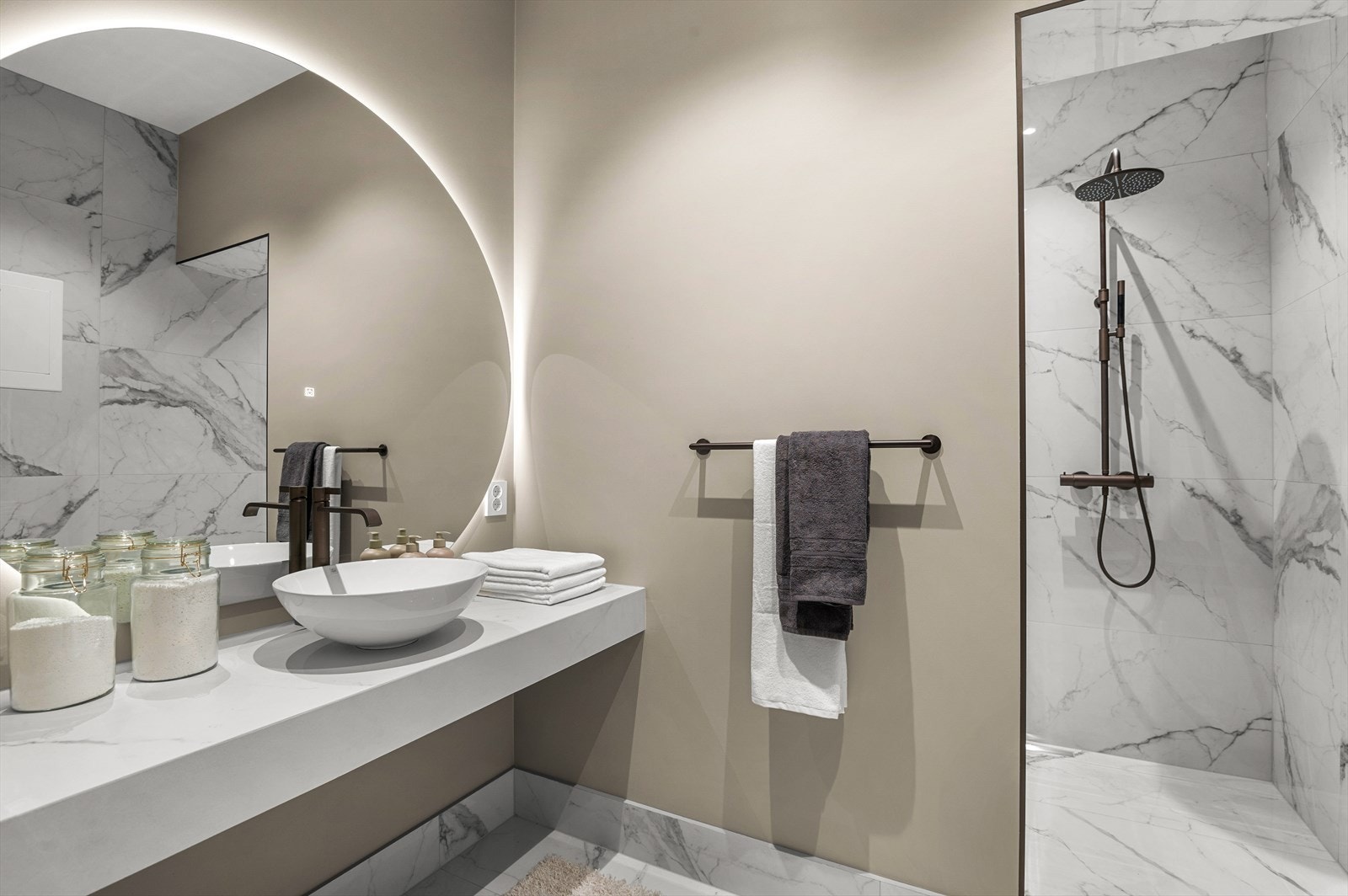 Badet er på 6,7m² og er innredet med servant, veggmontert wc og dusjnisje med dobbel dusj og behagelig gulvvarme. Utstyret er fra Tapwell. Galleribilde